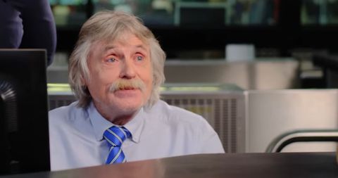 Johan Derksen schittert in hilarische video voor Vandaag Inside op Curaçao: 'Als je naar het naaktstrand gaat..'