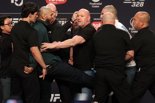 UFC-rivaliteit escaleert volledig: withete kampioen deelt nog voor titelgevecht trap uit aan uitdager