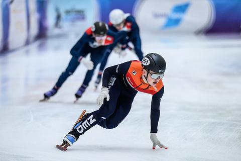 Topschaatser Jenning de Boo neemt jonge nieuwe ploeggenoot in de maling: 'Zeker'