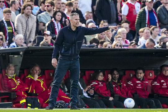 Feyenoord-trainer Robin van Persie wuift geruchten uit Engeland terug naar het eiland: 'Gaat Raheem Sterling weg?'