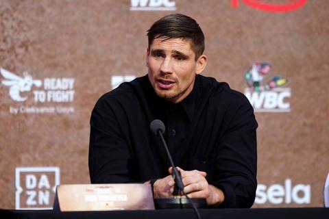Vechtsporticoon Rico Verhoeven geeft opmerkelijk cadeau aan Johan Derksen: 'Je kan nu klappen geven'