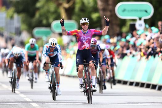 Hattrick aan Nederlands dagsucces: Lorena Wiebes, Marianne Vos en Lucinda Brand juichen