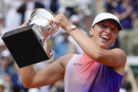 Iga Swiatek schrijft voor vierde keer Roland Garros op haar naam na eentonige finale tegen Jasmine Paolini