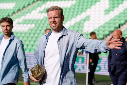 Populaire voetbalvrouw van Ajax-speler Davy Klaassen deelt jaloersmakende beelden