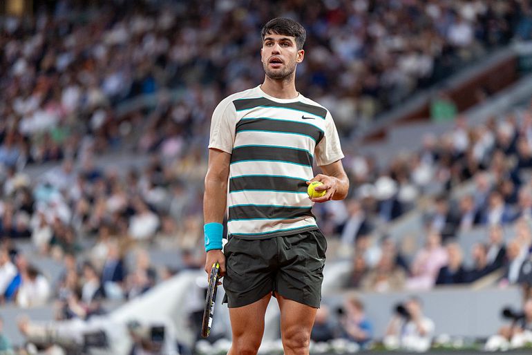 Toptennisser Carlos Alcaraz incasseert direct na oogprobleem in finale Roland Garros flinke tik