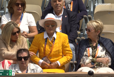 Umpire grijpt in tijdens finale Roland Garros: excentrieke vrouw in publiek leidt toptennisster af