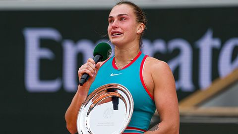 Toptennisster barst in tranen uit na 'verschrikkelijke omstandigheden' op Roland Garros: 'Dit doet enorm veel pijn'