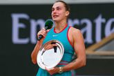 Toptennisster barst in tranen uit na 'verschrikkelijke omstandigheden' op Roland Garros: 'Dit doet enorm veel pijn'