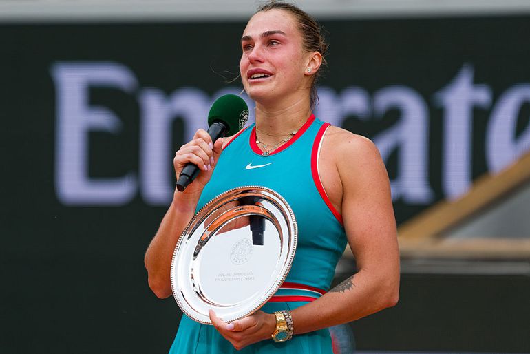 Toptennisster barst in tranen uit na 'verschrikkelijke omstandigheden' op Roland Garros: 'Dit doet enorm veel pijn'.
