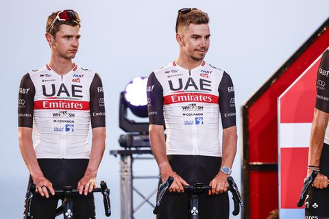 Tweelingbroer neemt wraak op strenge jury en zorgt alsnog voor familiefeestje in grote ronde