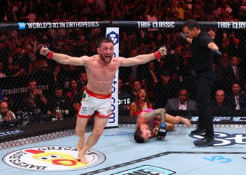 'Monsterlijke' UFC-ster rent na verwurging recht op president Donald Trump af: 'Hij is niet eens buiten adem'