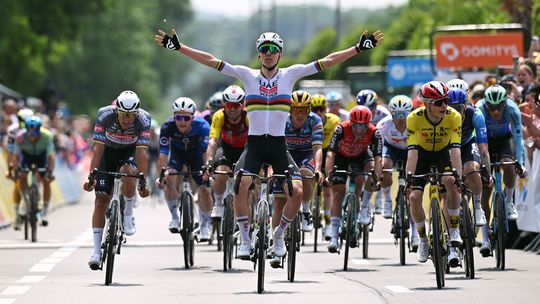 Tadej Pogacar deelt eerste tik uit aan Mathieu van der Poel bij mini-Tour: 'Normaal is hij de snelste'