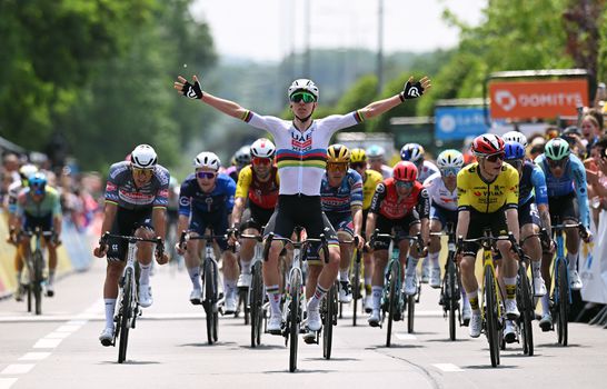 Tadej Pogacar deelt eerste tik uit aan Mathieu van der Poel bij mini-Tour: 'Normaal is hij de snelste'