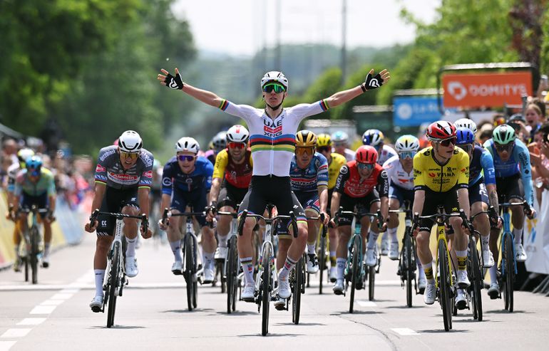 Tadej Pogacar deelt eerste tik uit aan Mathieu van der Poel bij mini-Tour: 'Normaal is hij de snelste'