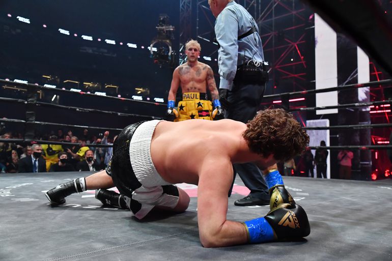 Grote zorgen om voormalig tegenstander Jake Paul: topvechter in het ziekenhuis en 'niet in staat te reageren'