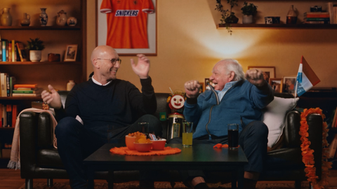 Voetbaliconen Jaap Stam, Bas Nijhuis en Tom Beugelsdijk schitteren in WK-reclame met Bassie & Adriaan-lied