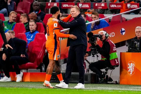 Bondscoach Ronald Koeman laat zich uit over keus Donyell Malen of Memphis Depay: 'Ik heb met hem gesproken'