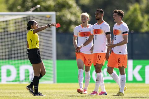 Nederlands elftal leeft met zorgen toe naar WK na blessure en rode kaart tijdens knotsgek oefenduel met Oezbekistan