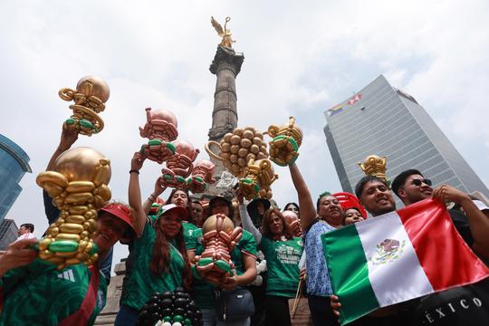 Bizarre weersomstandigheden tijdens openingswedstrijd Mexico - Zuid-Afrika op WK: fans verbranden extra snel