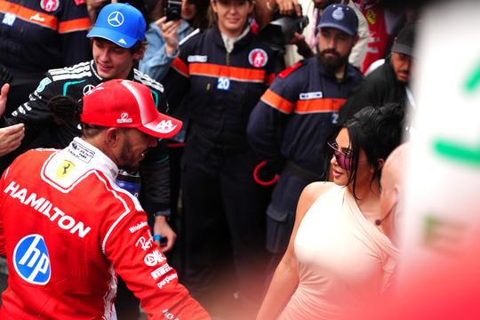 Lewis Hamilton reageert op aanwezigheid van Kim Kardashian in Monaco: 'Dat doet zij iedere dag voor mij'