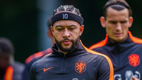 Gedrag Memphis Depay op training Oranje roept vragen op: 'Andersom was de reactie heel anders geweest'