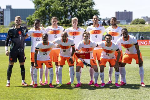 Dit is waarom bijna alle spelers van het Nederlands elftal met roze schoenen spelen tegen Oezbekistan