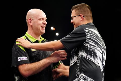 Topdarters Michael van Gerwen, Gian van Veen en Dirk van Duijvenbode duiken samen op bij bekend festival