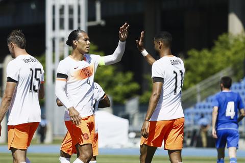 LIVE | Nederlands elftal leidt tegen Oezbekistan dankzij penalty na harde tackle op Crysencio Summerville
