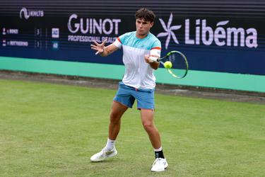 Nederlandse tennistiener ziet debuut op groot grastoernooi in rook opgaan