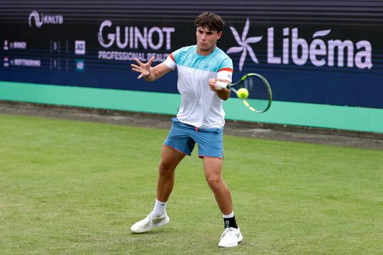 Nederlandse tennistiener ziet debuut op groot grastoernooi in rook opgaan