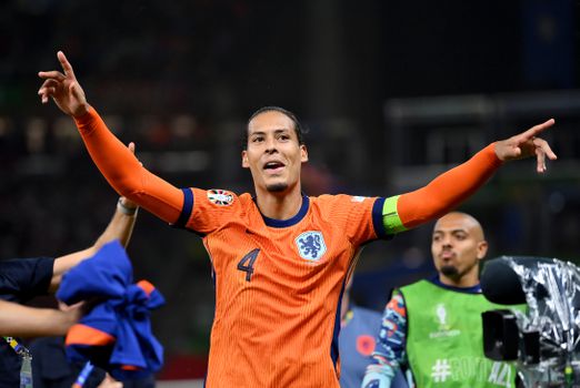 Spelersgroep zingt voor Virgil van Dijk die nog geen verlanglijstje heeft doorgegeven: 'Dat moet ik nog aan hem vragen'