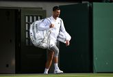 Novak Djokovic betreedt het heilige gras met zijn grijze brace. © Getty Images