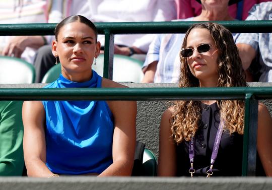 Beroemde vriendin van toptennisser haalt hard uit naar commentator op Wimbledon: 'Dat wil ik niet eens'