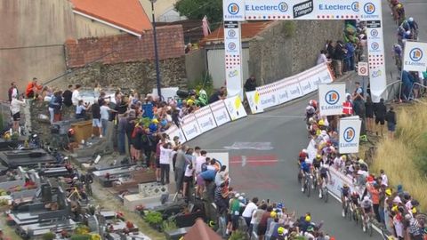 Enorme rel in Tour de France door 'respectloze' actie van wielerfans op kerkhof: 'Hoe kan iemand dit doen?'