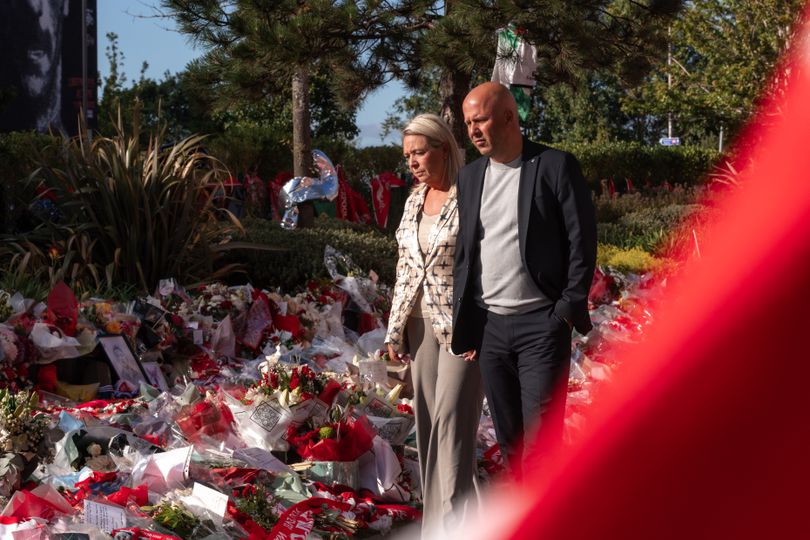 Arne Slot en gezin eren overleden Liverpool-speler Diogo Jota bij Anfield: 'We hadden dezelfde droom' image