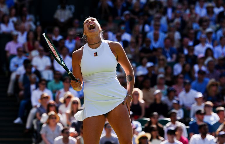 Geïrriteerde topfavoriete verslaat op trainer verliefde Duitse sensatie (37) met pijn en moeite op Wimbledon