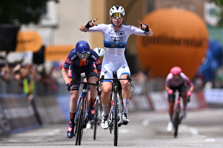 Nederlandse toprenster spreekt van geluk na door zware valpartij getekende etappe Giro d'Italia