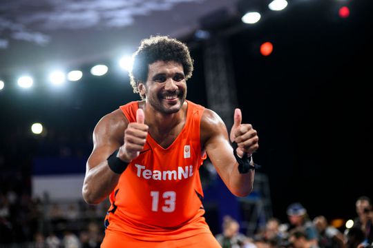 Gouden olympisch atleet lacht om grap over looks: ‘Dan zou mijn vrouw ze aanpakken’