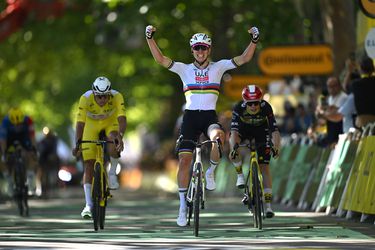 Spektakel in Tour de France: Mathieu van der Poel na zenuwslopende finale geklopt door Tadej Pogacar