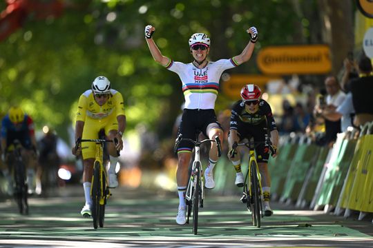 Spektakel in Tour de France: Mathieu van der Poel na zenuwslopende finale geklopt door Tadej Pogacar