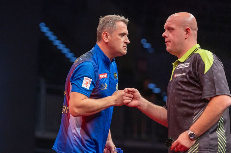 Topdarter Michael van Gerwen geeft tegenstander 'onnodige veeg uit de pan': 'Moet dat nou?'