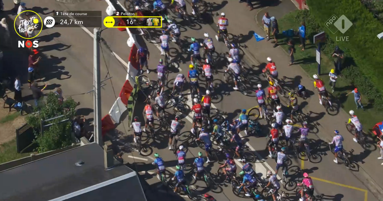 Tour de France wéér opgeschrikt: Nederlandse wielrenner valt knullig en neemt veel collega's mee