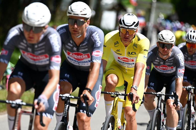 LIVE Tour de France | Mathieu van der Poel gaat voor nieuw succes in gele trui, lastige finale in volle gang