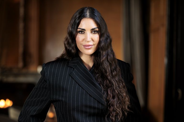 Yolanthe Cabau (ex Wesley Sneijder) steelt de show met nieuwe look en hint op andere rol: 'Bond girl'