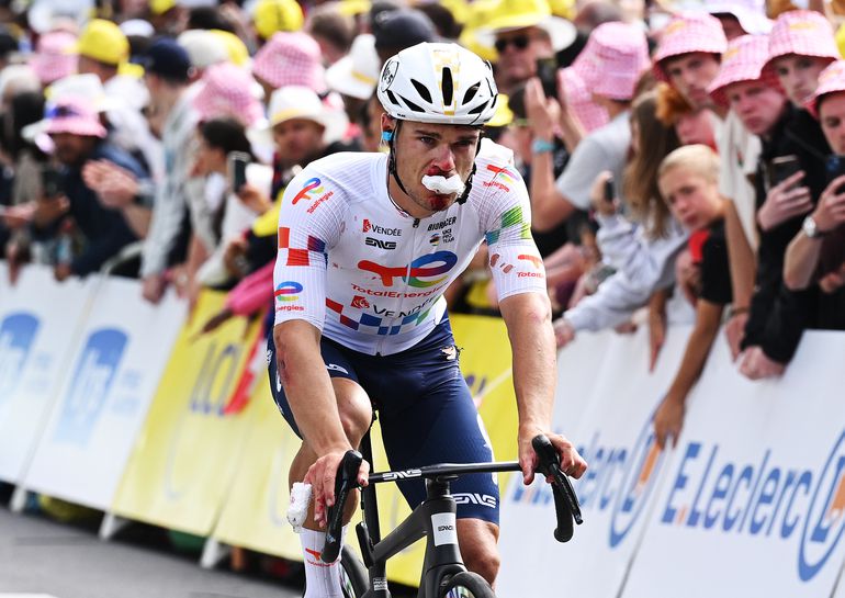 Tour de France bestraft flink wat renners na chaotische etappe, maar daar is lang niet iedereen het mee eens