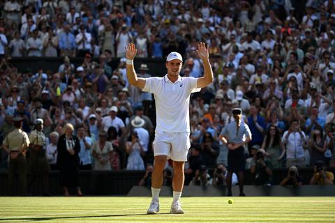 Luid boegeroep op Wimbledon: publiek laat onvrede merken over plotseling nieuws