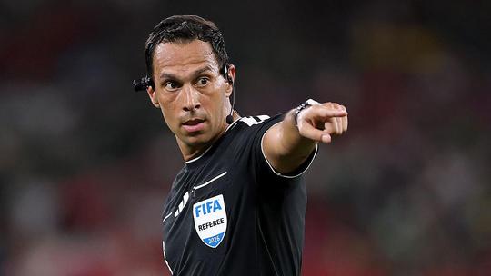 Opmerkelijke scheids bij Frankrijk - Marokko 'voedt argwaan voor complottheorie' op WK voetbal