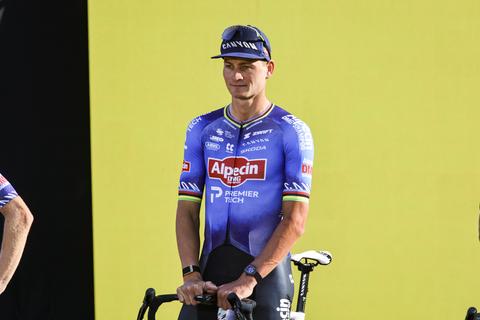 Vader van toprenner Mathieu van der Poel beklaagt zich over Tour de France: 'Begin daar eens mee...'