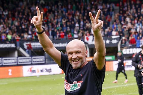 Toptrainer Dick Schreuder openhartig over zwaar seizoen na bijzondere prijs: 'Druk en stress neem je mee'