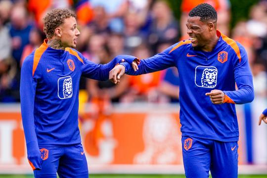 Oranje-internationals Noa Lang en Denzel Dumfries tonen zich van andere kant na WK-exit: 'Droom van mijn moeder'